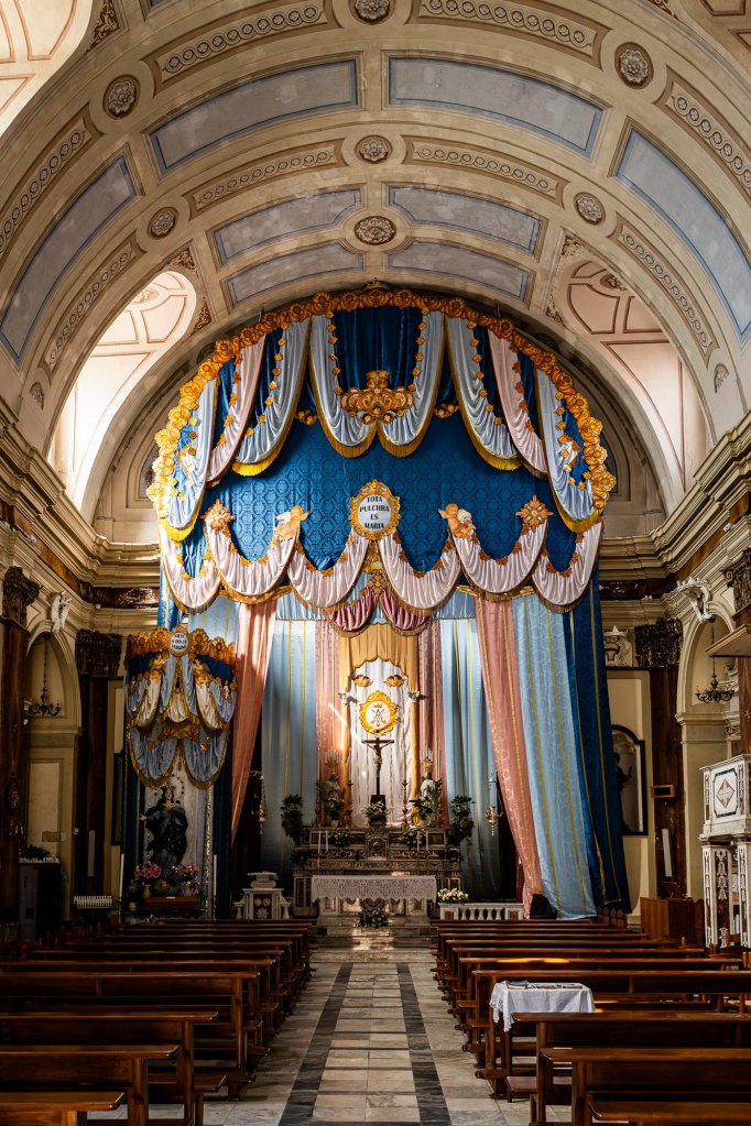 Diamante basilica interior, Calabria